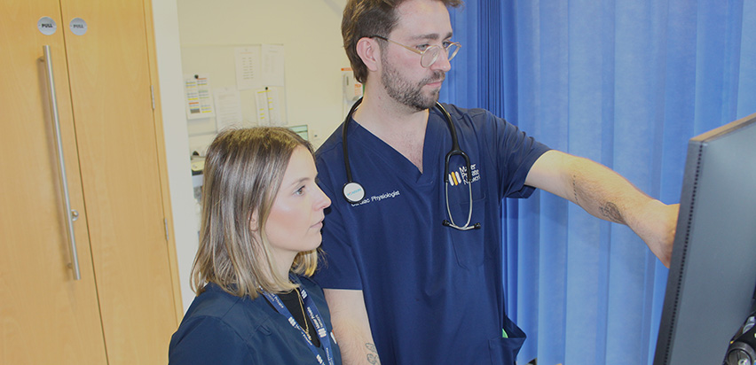 Leandro pointing to a computer screen.